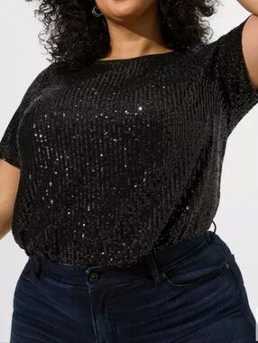 Torrid Black Sequin Short Sleeve Top With Key Hole Button Back Size 1 (16-16)